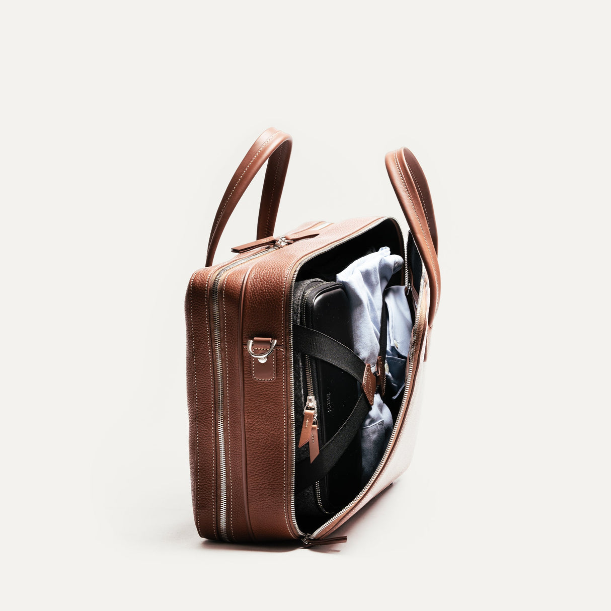 https://www.lundi-paris.com/cdn/shop/files/TIL3-sac-ordinateur-de-voyage-Tilio-en-cuir-pour-homme-cognac-3.jpg