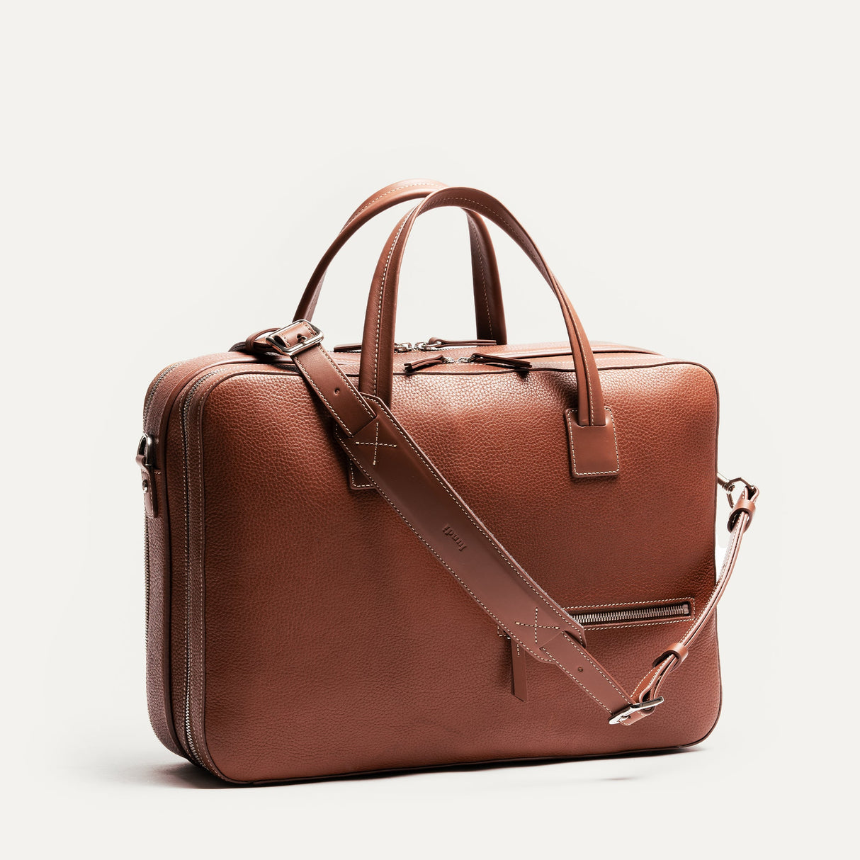 https://www.lundi-paris.com/cdn/shop/files/TIL3-sac-ordinateur-de-voyage-Tilio-en-cuir-pour-homme-cognac-8.jpg