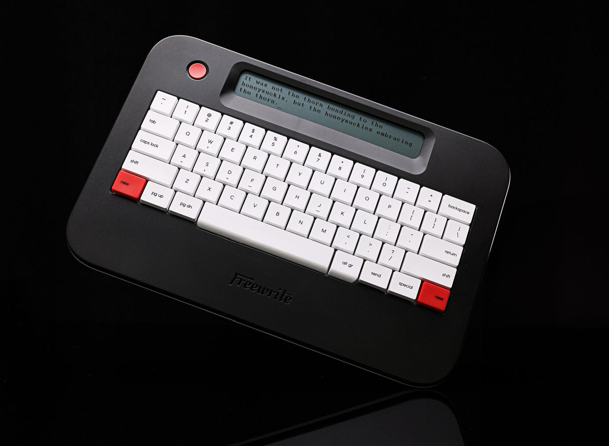 https://cdn.shopify.com/s/files/1/1162/8728/files/FreewriteBlackReflectionAlpha-2x.jpg?v=1735936221