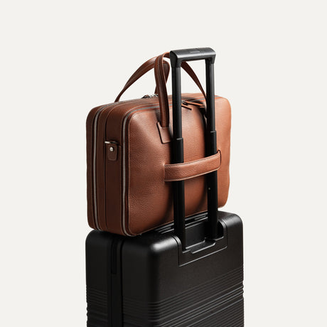https://www.lundi-paris.com/cdn/shop/files/TIL3-sac-ordinateur-de-voyage-Tilio-en-cuir-pour-homme-cognac-14.jpg