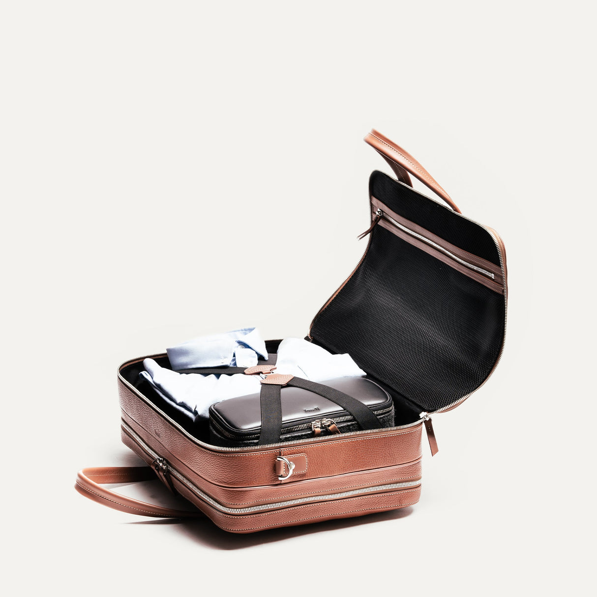 https://www.lundi-paris.com/cdn/shop/files/TIL3-sac-ordinateur-de-voyage-Tilio-en-cuir-pour-homme-cognac-2.jpg