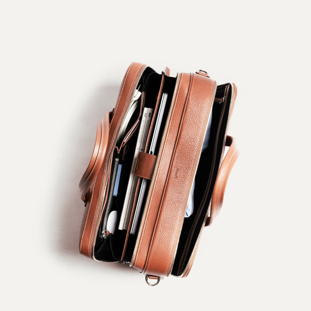 https://www.lundi-paris.com/cdn/shop/files/TIL3-sac-ordinateur-de-voyage-Tilio-en-cuir-pour-homme-cognac-4.jpg