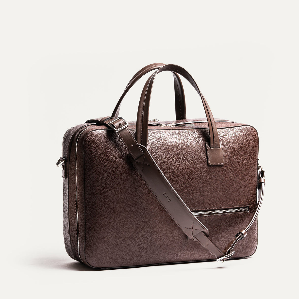 https://www.lundi-paris.com/cdn/shop/files/TIL5-sac-ordinateur-de-voyage-Tilio-en-cuir-pour-homme-marron-11.jpg